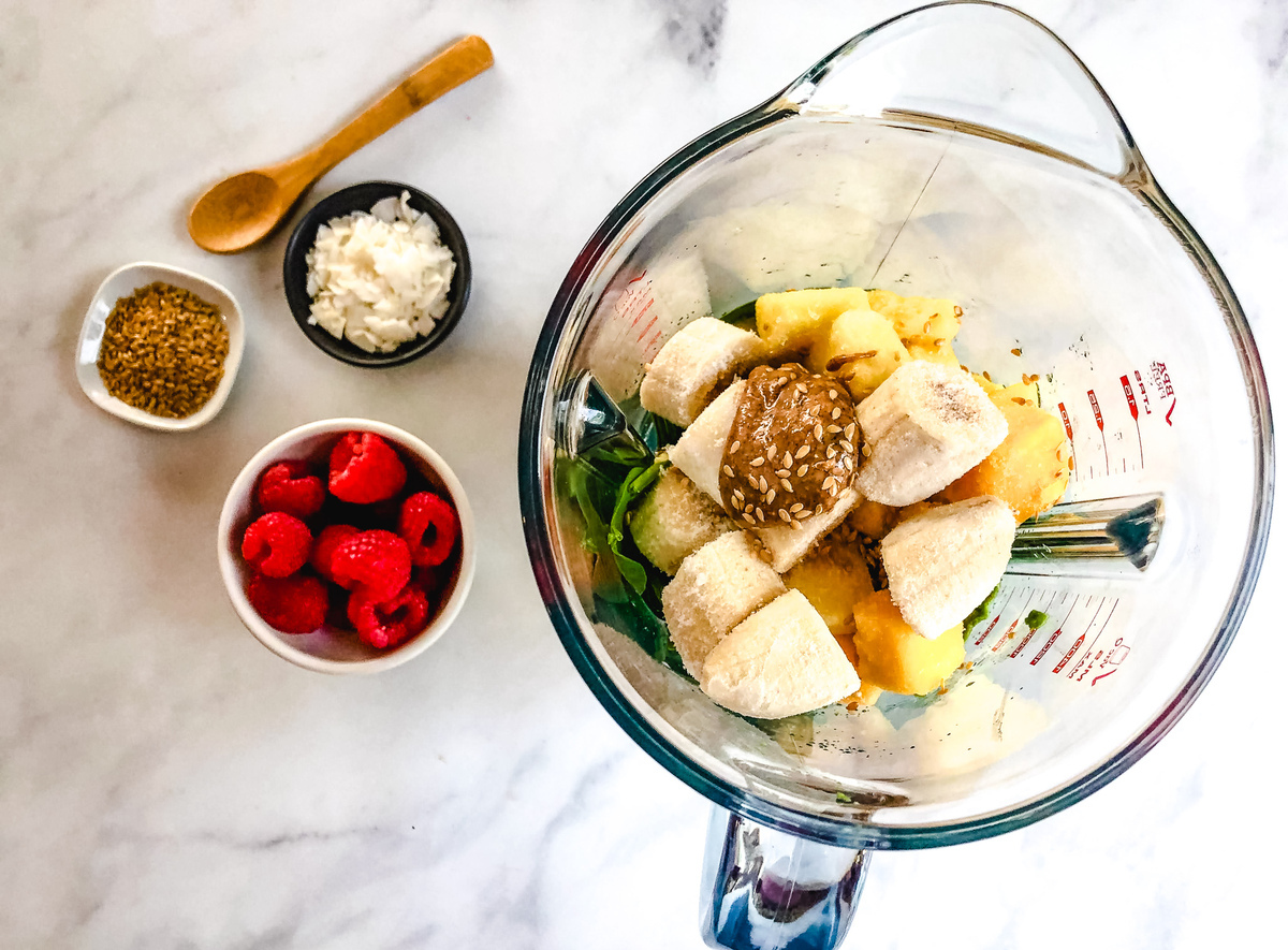 Green-Smoothie-Bowl-in-blender