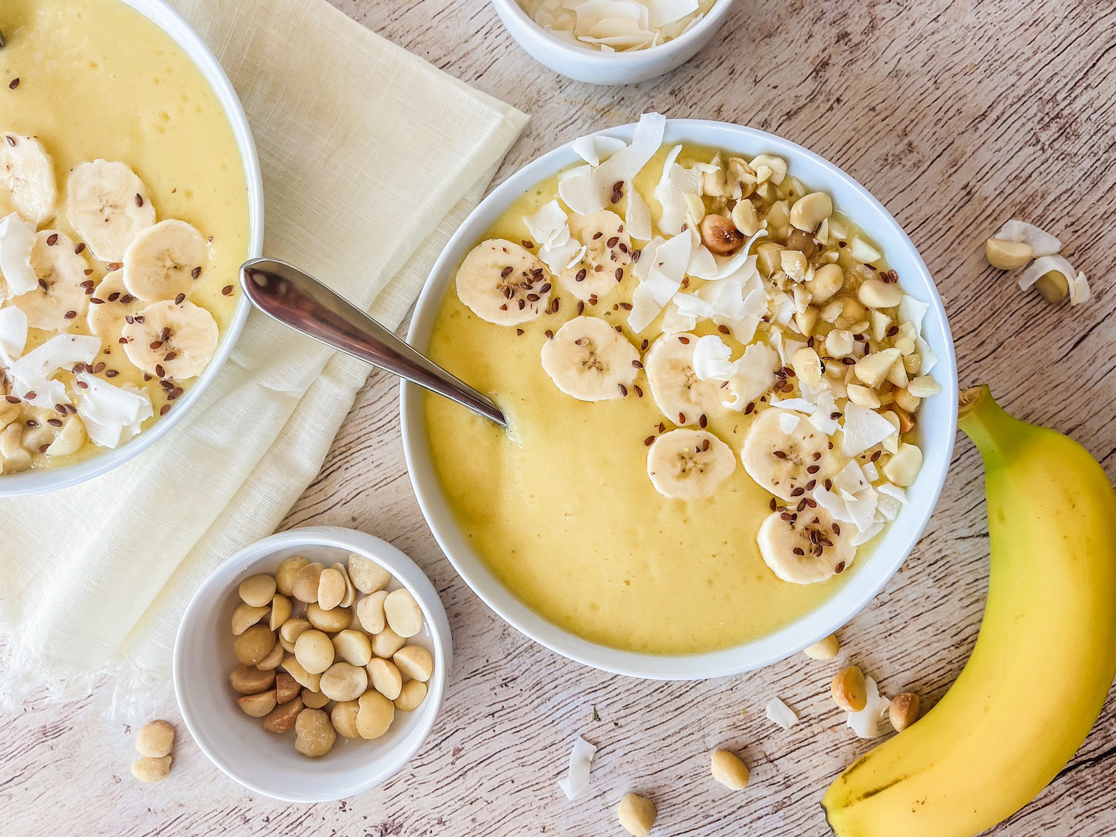 Tropical_smoothie_bowl_spoon_